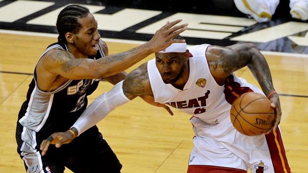 Hvězdného LeBrona Jamese (vpravo) z Miami brání Kawhi Leonard ze San Antonia. Hvězdného LeBrona Jamese (vpravo) z Miami brání Kawhi Leonard ze San Antonia.