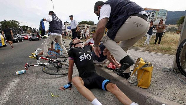 Britský cyklista Geraint Thomas po pádu v závěru úvodní etapy letošního ročníku Tour de France. Britský cyklista Geraint Thomas po pádu v závěru úvodní etapy letošního ročníku Tour de France.