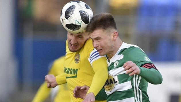Lukáš Železník ze Zlína a Daniel Krch z Bohemians v ostrém hlavičkovém souboji během utkání nejvyšší soutěže fotbalistů. Lukáš Železník ze Zlína a Daniel Krch z Bohemians v ostrém hlavičkovém souboji během utkání nejvyšší soutěže fotbalistů.