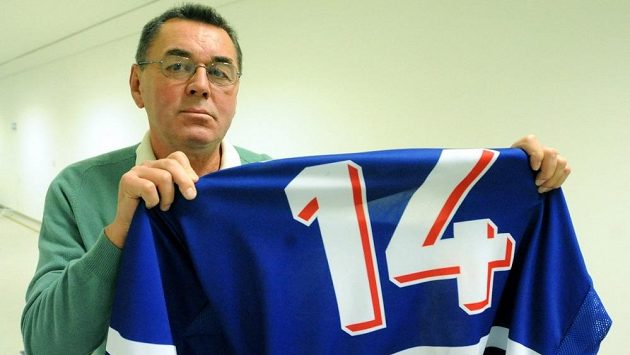 Legendární hokejista Václav Nedomanský ukazuje dres, v němž získal titul mistra světa v roce 1972. Legendární hokejista Václav Nedomanský ukazuje dres, v němž získal titul mistra světa v roce 1972.