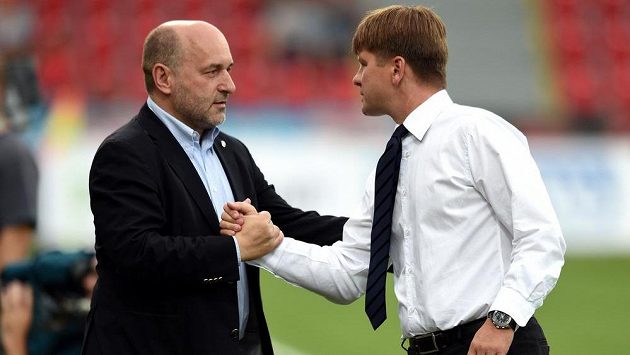 Majitel Viktorie Plzeň Tomáš Paclík (vlevo) a trenér Dušan Uhrin před utkáním 3. předkola Evropské ligy s Ploještí. Je koučova pozice po vyřazení ohrožena? Majitel Viktorie Plzeň Tomáš Paclík (vlevo) a trenér Dušan Uhrin před utkáním 3. předkola Evropské ligy s Ploještí. Je koučova pozice po vyřazení ohrožena?