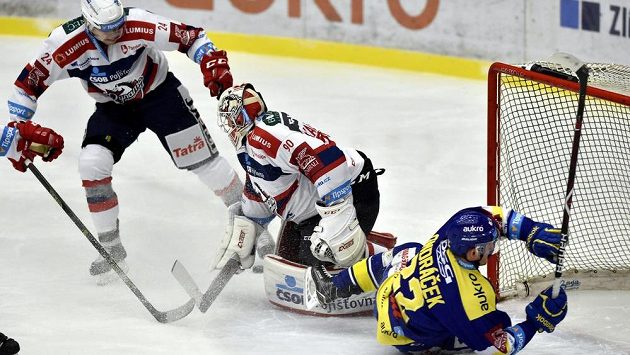 Pardubický brankář Ondřej Kacetl kontroluje dění v obranné třetině. Pardubický brankář Ondřej Kacetl kontroluje dění v obranné třetině.