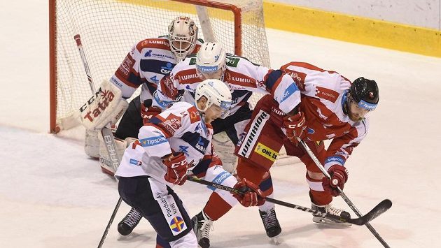 Zleva brankář Pardubic Ondřej Kacetl, Marek Voženílek a Patrik Poulíček a olomoucký Jan Knotek z Olomouce. Zleva brankář Pardubic Ondřej Kacetl, Marek Voženílek a Patrik Poulíček a olomoucký Jan Knotek z Olomouce.