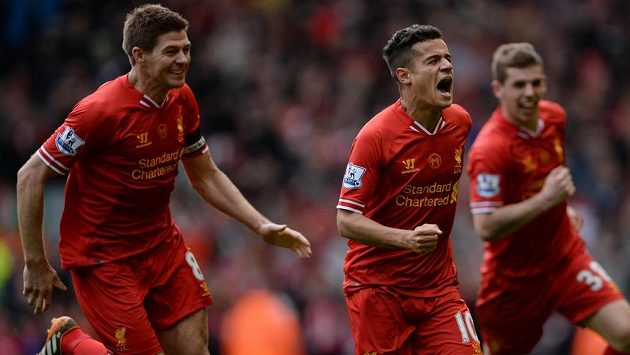 Philippe Coutinho (uprostřed) je v extázi, střelce vítězné branky Liverpoolu v duelu s Manchesterem City nahánějí Steven Gerrard (vlevo) a Jon Flanagan. Philippe Coutinho (uprostřed) je v extázi, střelce vítězné branky Liverpoolu v duelu s Manchesterem City nahánějí Steven Gerrard (vlevo) a Jon Flanagan.