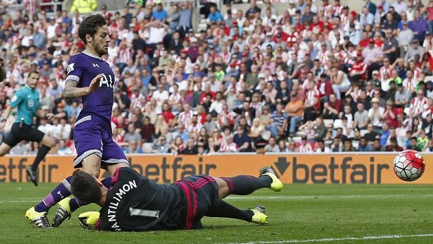 Ryan Mason z Tottenhamu překonal Costela Pantilimona v bráně Sunderlandu. Ryan Mason z Tottenhamu překonal Costela Pantilimona v bráně Sunderlandu.