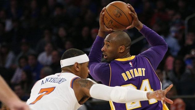 Basketbalista Los Angeles Lakers Kobe Bryant (vpravo) v zápase proti New Yorku Knicks. Basketbalista Los Angeles Lakers Kobe Bryant (vpravo) v zápase proti New Yorku Knicks.