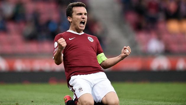 Útočník Sparty Praha David Lafata oslavuje svůj druhý gól během utkání 8. kola Synot ligy proti Hradci Králové. Útočník Sparty Praha David Lafata oslavuje svůj druhý gól během utkání 8. kola Synot ligy proti Hradci Králové.