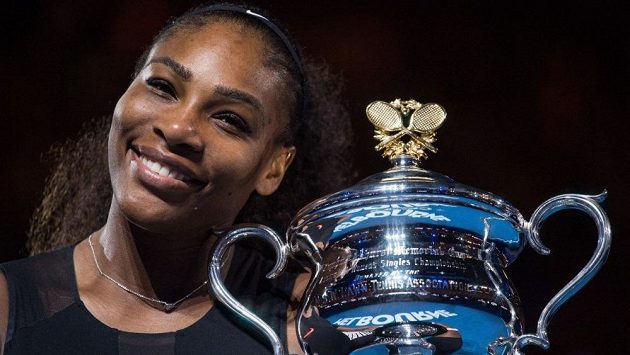 Serena Williamsová s trofejí pro vítězku Australian Open. Serena Williamsová s trofejí pro vítězku Australian Open.