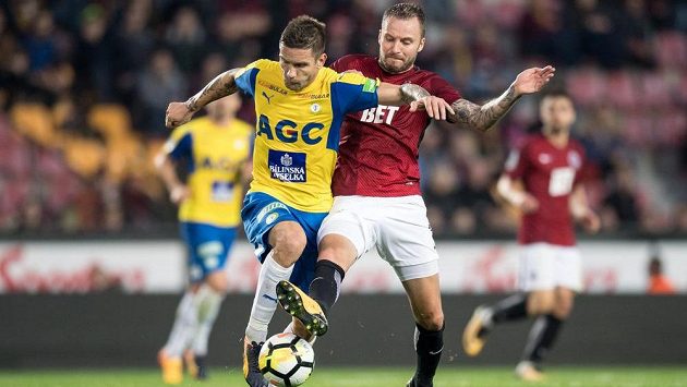 Martin Fillo z Teplic (vlevo) v souboji o míč se sparťanem Michalem Kadlecem. Martin Fillo z Teplic (vlevo) v souboji o míč se sparťanem Michalem Kadlecem.
