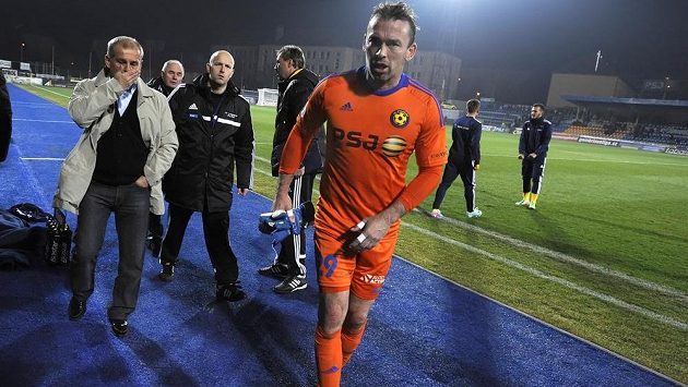 Zraněný brankář Jihlavy Jaromír Blažek odchází ze hřiště v utkání s Teplicemi. Zraněný brankář Jihlavy Jaromír Blažek odchází ze hřiště v utkání s Teplicemi.