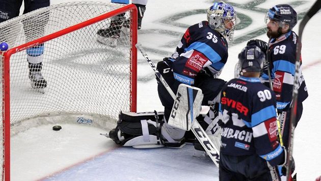 Brankář Liberce Roman Will inkasuje gól ve finále extraligy, přihlížejí Tyler Redenbach z Liberce (uprostřed) a jeho spoluhráč Marek Zachar. Brankář Liberce Roman Will inkasuje gól ve finále extraligy, přihlížejí Tyler Redenbach z Liberce (uprostřed) a jeho spoluhráč Marek Zachar.