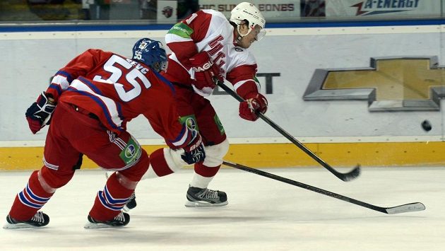 Obránce Lva Martin Ševc (vlevo) a útočník Viťazu Maxim Afinogenov. Obránce Lva Martin Ševc (vlevo) a útočník Viťazu Maxim Afinogenov.