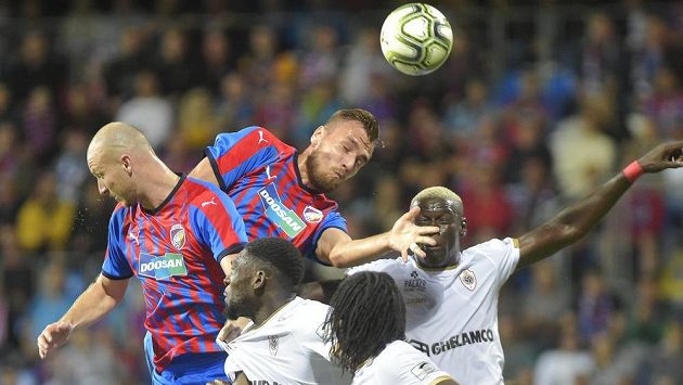 Michael Krmenčík a Tomáš Chorý z Plzně a vpravo Abdoulaye Seck z Antverp během odvety 3. předkola Evropské ligy. Michael Krmenčík a Tomáš Chorý z Plzně a vpravo Abdoulaye Seck z Antverp během odvety 3. předkola Evropské ligy.