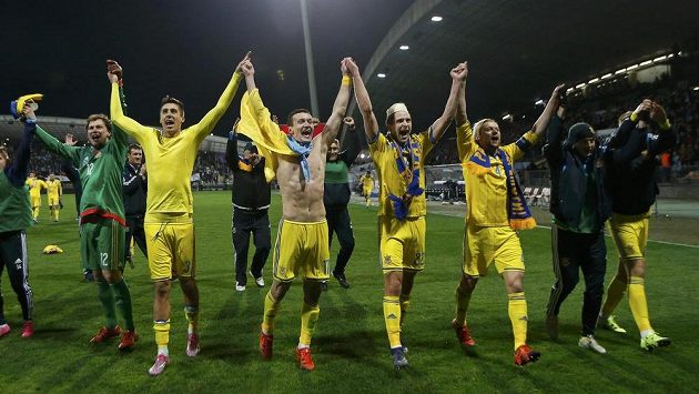 Fotbalisté Ukrajiny slaví ve Slovinsku postup na ME. Fotbalisté Ukrajiny slaví ve Slovinsku postup na ME.