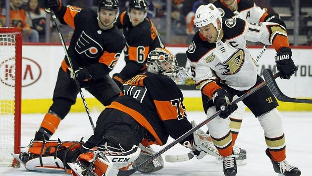 Ryan Getzlaf (vpravo) z Anaheimu a brankář Philadelphie Carter Hart. Ilustrační snímek. Ryan Getzlaf (vpravo) z Anaheimu a brankář Philadelphie Carter Hart. Ilustrační snímek.