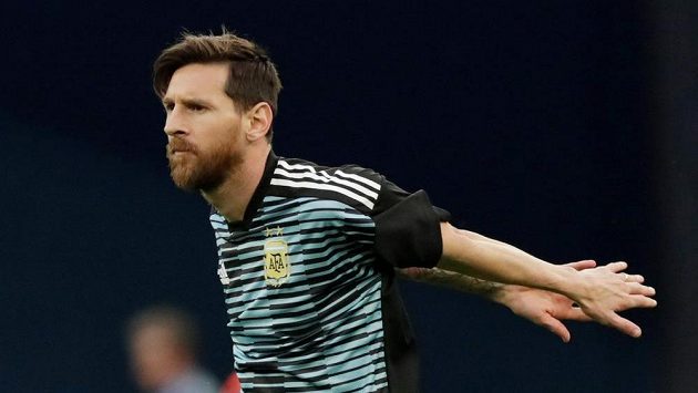 Argentinec Lionel Messi při rozcvičení před utkáním s Nigérií. Argentinec Lionel Messi při rozcvičení před utkáním s Nigérií.
