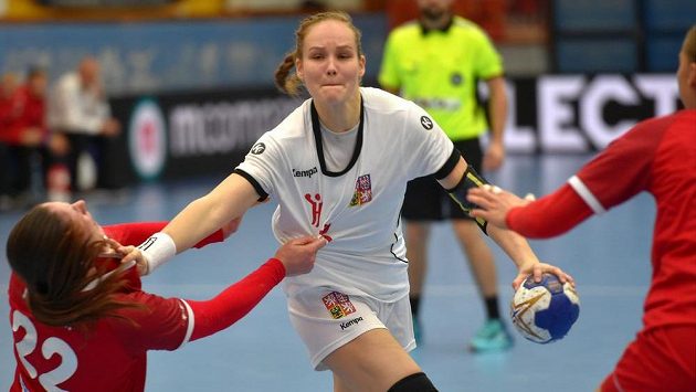 Česká házenkářka Silvie Polášková mezi bránícími Švýcarkami. Česká házenkářka Silvie Polášková mezi bránícími Švýcarkami.