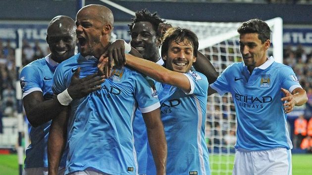Vincent Kompany (druhý zleva) oslavuje se spoluhráči z Manchesteru City gól proti West Bromwichi. Vincent Kompany (druhý zleva) oslavuje se spoluhráči z Manchesteru City gól proti West Bromwichi.