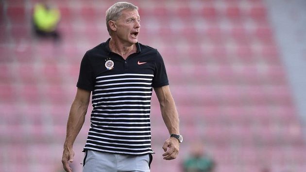 Trenér Sparty Zdeněk Ščasný měl 20 minut důvod ke spokojenosti, pak nevěřil svým očím. Trenér Sparty Zdeněk Ščasný měl 20 minut důvod ke spokojenosti, pak nevěřil svým očím.