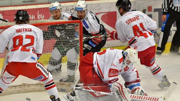 Zleva Tomáš Valenta z Olomouce, Jiří Černoch z Karlových Varů, Martin Kohout z Karlových Varů, brankář Olomouce Branislav Konrád, Petr Strapáč z Olomouce. První gól Karlových Varů. Zleva Tomáš Valenta z Olomouce, Jiří Černoch z Karlových Varů, Martin Kohout z Karlových Varů, brankář Olomouce Branislav Konrád, Petr Strapáč z Olomouce. První gól Karlových Varů.