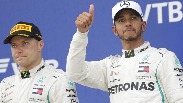 Kontrastní rozpoložení jezdců Mercedesu. Zatímco Lewis Hamilton (vpravo) rozdává úsměvy, Valtterri Bottas vypadá zaraženě. Kontrastní rozpoložení jezdců Mercedesu. Zatímco Lewis Hamilton (vpravo) rozdává úsměvy, Valtterri Bottas vypadá zaraženě.