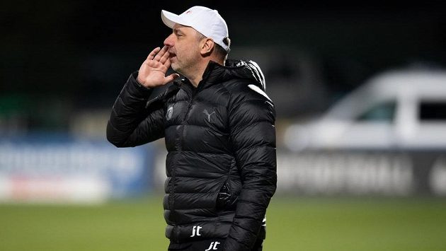 Trenér Slavie Praha Jindřich Trpišovský během utkání v Příbrami. Trenér Slavie Praha Jindřich Trpišovský během utkání v Příbrami.