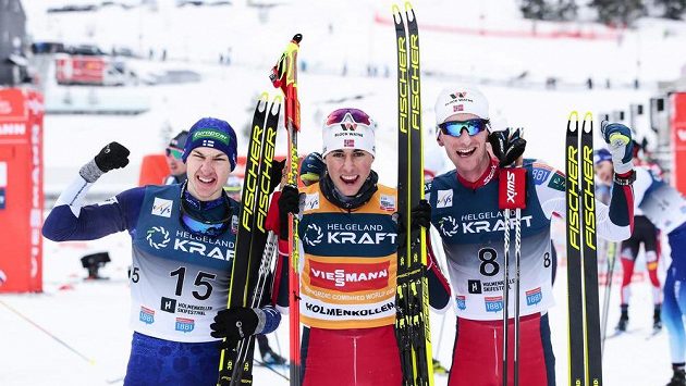 Vítěz Světového poháru v severské kombinaci Jarl Magnus Riiber (uprostřed) korunoval vydařenou sezonu triumfem v závěrečném závodu v Schonachu. Vítěz Světového poháru v severské kombinaci Jarl Magnus Riiber (uprostřed) korunoval vydařenou sezonu triumfem v závěrečném závodu v Schonachu.