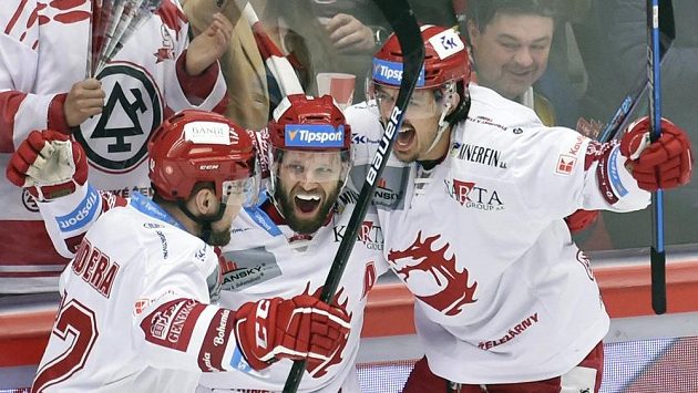 Hráči Třince se radují z prvního gólu proti Plzni. Zleva Milan Doudera, autor branky Martin Růžička a Matěj Stránský. Hráči Třince se radují z prvního gólu proti Plzni. Zleva Milan Doudera, autor branky Martin Růžička a Matěj Stránský.