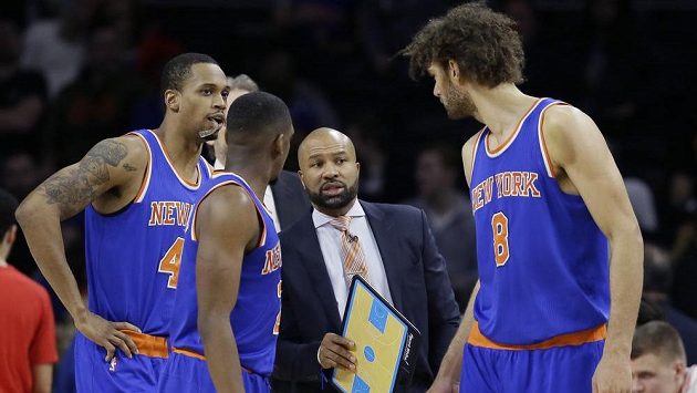 Trenér New Yorku Knicks Derek Fisher udílí pokyny hráčům v zápase s Detroitem. Trenér New Yorku Knicks Derek Fisher udílí pokyny hráčům v zápase s Detroitem.