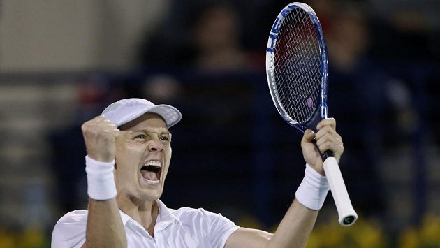 Český tenista Tomáš Berdych se raduje v Dubaji z vítězství nad Švýcarem Rogerem Federerem. Český tenista Tomáš Berdych se raduje v Dubaji z vítězství nad Švýcarem Rogerem Federerem.