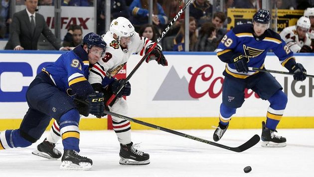 Vince Dunn (29) ze St. Louis, jeho spoluhráč Vladimir Tarasenko a Tomáš Jurčo (uprostřed) z Chicaga. Vince Dunn (29) ze St. Louis, jeho spoluhráč Vladimir Tarasenko a Tomáš Jurčo (uprostřed) z Chicaga.