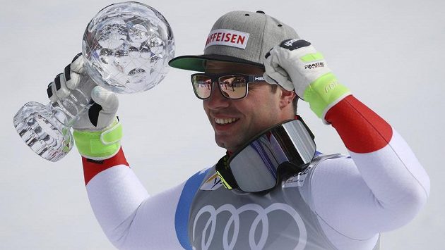 Švýcarský lyžař Beat Feuz s malým glóbem za celkový triumf ve sjezdu v rámci Světového poháru. Švýcarský lyžař Beat Feuz s malým glóbem za celkový triumf ve sjezdu v rámci Světového poháru.