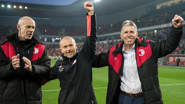 Trenéři Slavie Praha (zleva): Milan Veselý, Jiří Chytrý a Jaroslav Šilhavý oslavují vítězství nad Plzní. Trenéři Slavie Praha (zleva): Milan Veselý, Jiří Chytrý a Jaroslav Šilhavý oslavují vítězství nad Plzní.