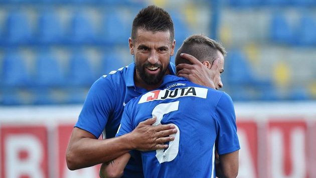 Jan Sýkora (zády) a Milan Baroš z Liberce se radují z gólu v odvetě proti Larnace. Jan Sýkora (zády) a Milan Baroš z Liberce se radují z gólu v odvetě proti Larnace.