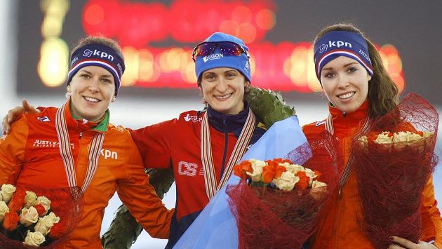 Medailistky z mistrovství Evropy ve víceboji. Uprostřed Martina Sáblíková, vlevo stříbrná Nizozemka Ireen Wüstová a vpravo její krajanka Antoinette de Jongová. Medailistky z mistrovství Evropy ve víceboji. Uprostřed Martina Sáblíková, vlevo stříbrná Nizozemka Ireen Wüstová a vpravo její krajanka Antoinette de Jongová.