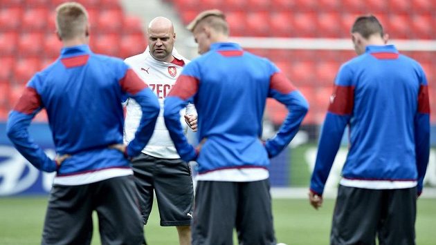 Trenér české jedenadvacítky Jakub Dovalil (vzadu) uděluje pokyny svým svěřencům během úterního tréninku. Trenér české jedenadvacítky Jakub Dovalil (vzadu) uděluje pokyny svým svěřencům během úterního tréninku.