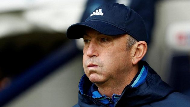 Tony Pulis už není trenérem fotbalistů West Bromwiche. Tony Pulis už není trenérem fotbalistů West Bromwiche.