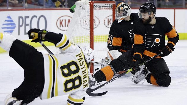 David Pastrňák střílí v akrobatické pozici první gól Bostonu v utkání proti Philadelphii. Brankář Carter Hart ani obránce Radko Gudas už zasáhnout nestačili. David Pastrňák střílí v akrobatické pozici první gól Bostonu v utkání proti Philadelphii. Brankář Carter Hart ani obránce Radko Gudas už zasáhnout nestačili.