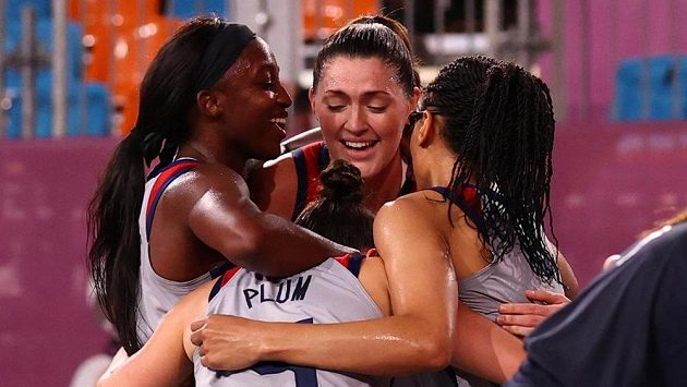 Americké reprezentantky slaví zlato v basketbale 3x3 poté, co ve finále porazily Rusky. Americké reprezentantky slaví zlato v basketbale 3x3 poté, co ve finále porazily Rusky.