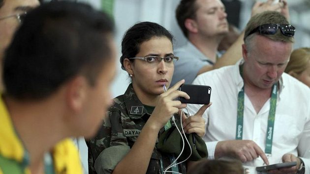 Zástupkyně brazilské armády natáčí tiskovou konferenci k incidentu v areálu jezdectví na OH v Riu. Zástupkyně brazilské armády natáčí tiskovou konferenci k incidentu v areálu jezdectví na OH v Riu.