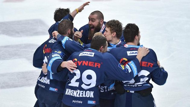 Liberečtí hokejisté slaví zisk premiérového extraligového titulu. Liberečtí hokejisté slaví zisk premiérového extraligového titulu.