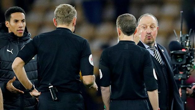 Španělský kouč Rafael Benítez diskutuje s rozhodčími po sporném momentu ze závěru utkání 26. kola anglické Premier League mezi týmy Wolverhampton Wanderers a Newcastle United FC Španělský kouč Rafael Benítez diskutuje s rozhodčími po sporném momentu ze závěru utkání 26. kola anglické Premier League mezi týmy Wolverhampton Wanderers a Newcastle United FC
