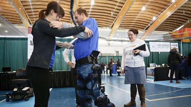Robotický exoskelet pomáhá vozíčkářům postavit se znovu na nohy - ilustrační foto. Robotický exoskelet pomáhá vozíčkářům postavit se znovu na nohy - ilustrační foto.