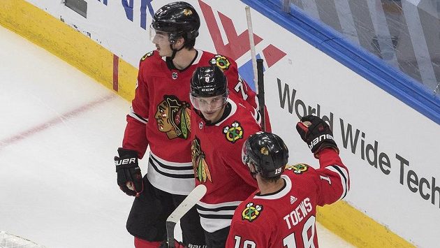 Hokejisté Chicaga Blackhawks Jonathan Toews (19), Dominik Kubalík (8) a Kirby Dach (77) oslavují gól v přípravném utkání proti St. Louis Blues. Hokejisté Chicaga Blackhawks Jonathan Toews (19), Dominik Kubalík (8) a Kirby Dach (77) oslavují gól v přípravném utkání proti St. Louis Blues.