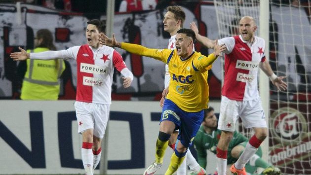 Útočník Teplic Roman Potočný se raduje z gólu, který vstřelil Slavii. Útočník Teplic Roman Potočný se raduje z gólu, který vstřelil Slavii.
