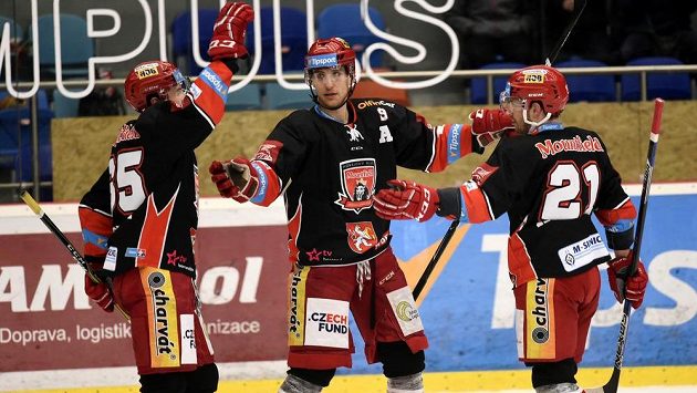 Rudolf Červený, Bedřich Köhler a Petr Koukal z Hradce Králové se radují z branky v extraligovém utkání s Litvínovem. Rudolf Červený, Bedřich Köhler a Petr Koukal z Hradce Králové se radují z branky v extraligovém utkání s Litvínovem.