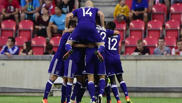 Fotbalisté Anderlechtu se radují z gólu na hřišti Slavie v úvodním duelu play off Evropské ligy. Fotbalisté Anderlechtu se radují z gólu na hřišti Slavie v úvodním duelu play off Evropské ligy.