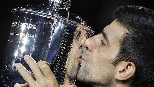 Novak Djokovič s pohárem pro vítěze US Open. Novak Djokovič s pohárem pro vítěze US Open.