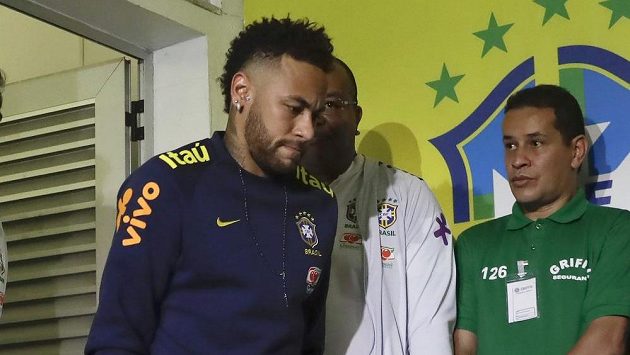 Zraněný Brazilec Neymar nemá v poslední době moc důvodů k radosti Zraněný Brazilec Neymar nemá v poslední době moc důvodů k radosti