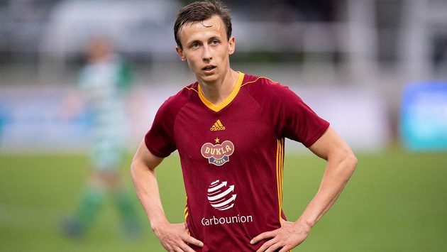 Daniel Tetour povede Dukla v druholigové sezoně s kapitánskou páskou. Daniel Tetour povede Dukla v druholigové sezoně s kapitánskou páskou.